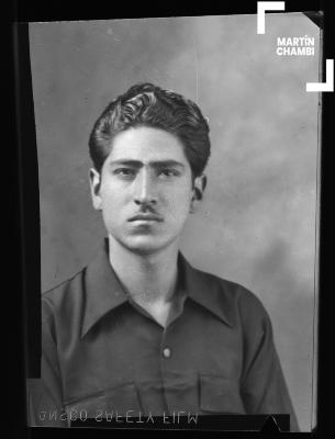 Foto carnet de hombre no identificado en estudio fotográfico