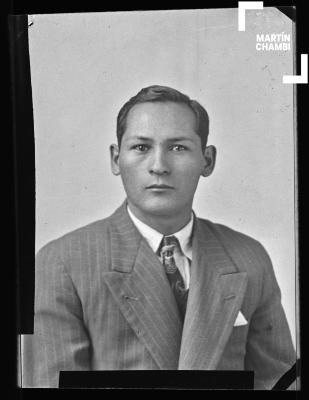 Foto carnet de hombre no identificado en estudio fotográfico