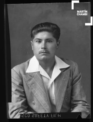 Foto carnet de hombre no identificado en estudio fotográfico