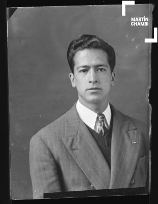 Foto carnet de hombre no identificado en estudio fotográfico