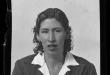 Foto carnet de mujer no identificada en estudio fotográfico