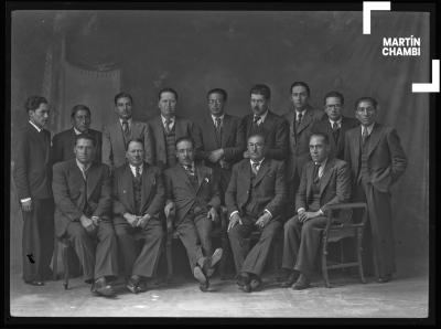 Fundadores del Instituto Americano de Arte del Cuzco, intelectuales y artistas reunidos en homenaje a José Uriel García en el Estudio de Martín Chambi