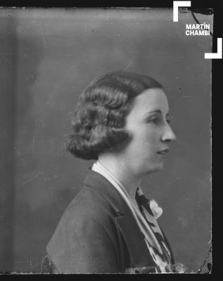 Foto carnet de Adela de Luchi Lomellini Cottardo en estudio fotográfico