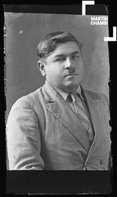 Foto carnet de hombre no identificado