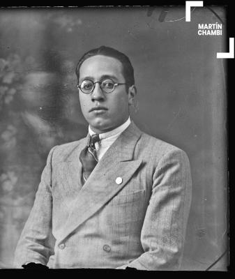 Foto carnet de Máximo Romualdo Vega Centeno Farfán de los Godos en estudio fotográfico