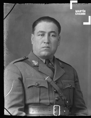 Foto carnet de miembro no identificado de la Guardia Civil en estudio fotográfico