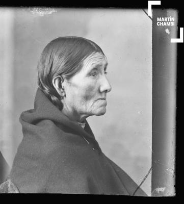 Foto carnet de mujer no identificada en estudio fotográfico