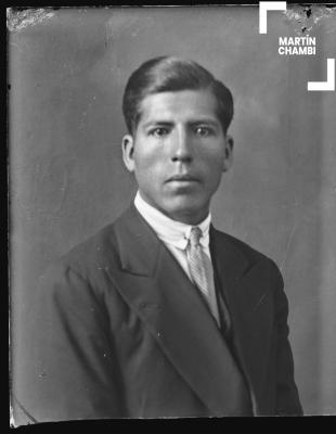 Foto carnet de hombre no identificado en estudio fotográfico