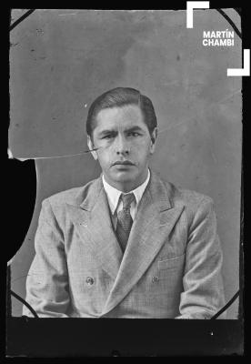 Foto carnet de hombre no identificado