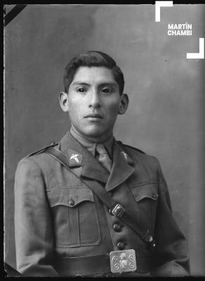 Foto carnet de médico militar no identificado en estudio fotográfico