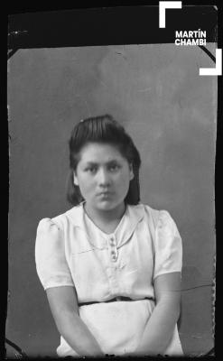 Foto carnet de mujer no identificada