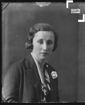 Foto carnet de Adela de Luchi Lomellini Cottardo en estudio fotográfico